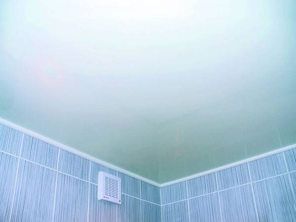 10 материалов для отделки потолка в ванной комнате - фото
