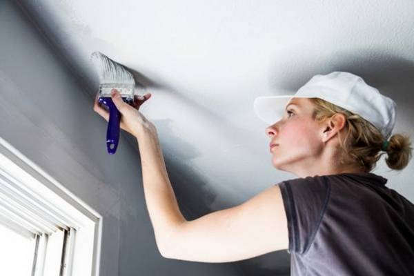 7 советов, как побелить потолок и стены известью, мелом, водоэмульсионной краской с фото