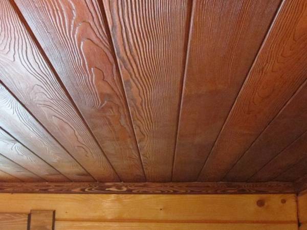Чем обшить потолок в деревянном доме внутри: 5 современных вариантов с фото