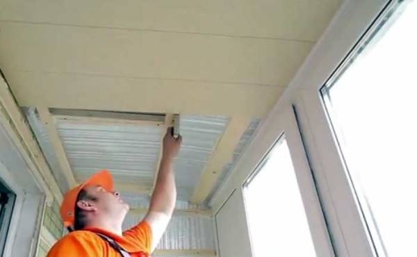 Чем отделать потолок на балконе самостоятельно - фото