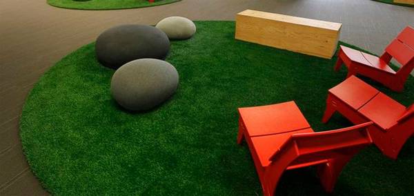 Декоративная искусственная трава для интерьера - фото