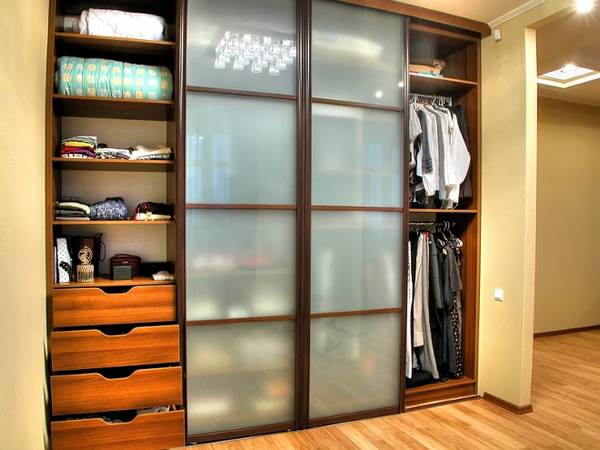Как выбрать гардеробный шкаф: 5 советов - фото