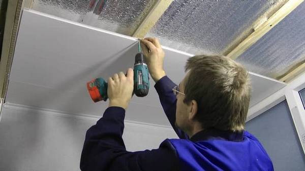 Как правильно крепить пластиковые панели на потолок - фото