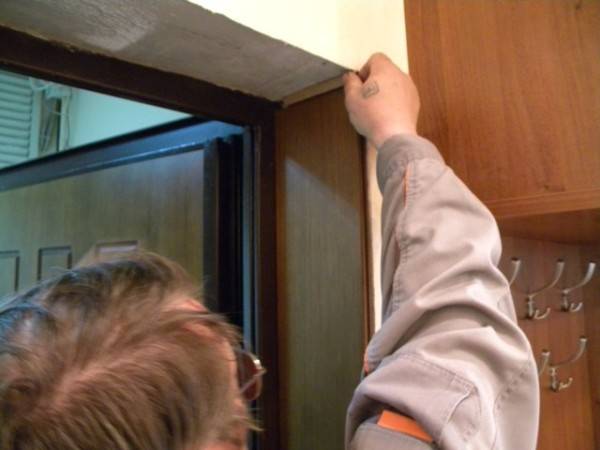 Как отделать откосы входной двери разными материалами - фото