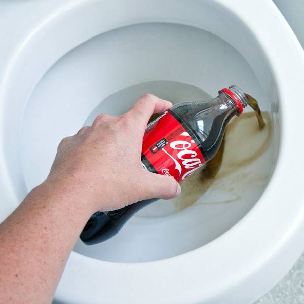 Как почистить унитаз кока-колой от известкового налета и пятен ржавчины - фото