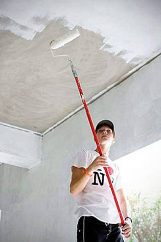 Как покрасить потолок латексной краской: технология отделки - фото