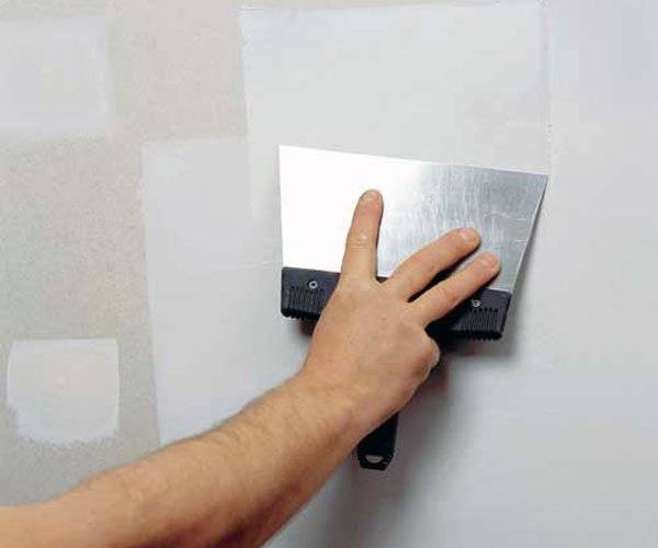 Как ровнять стены шпаклевкой самостоятельно после снятия старого слоя с фото