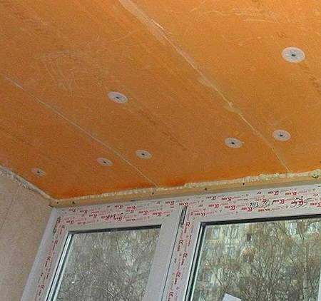 Как утеплить потолок на балконе своими руками: 3 материала - фото