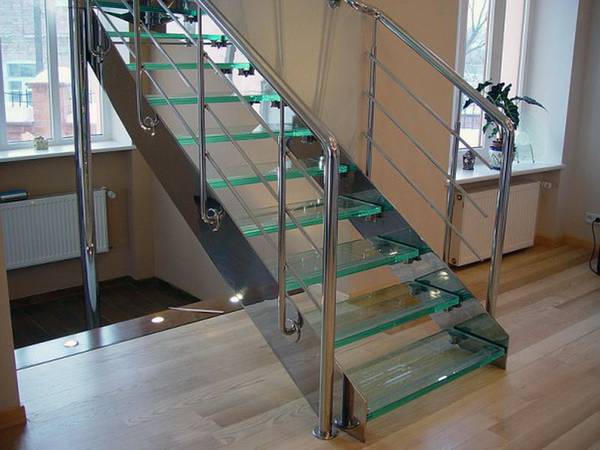 Комплектующие для лестниц из нержавейки: выбор и монтаж с фото