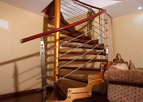 Лестница на мансарду в небольшом доме - фото