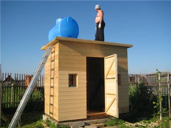 Как построить из бруса летний душ с раздевалкой на даче - фото