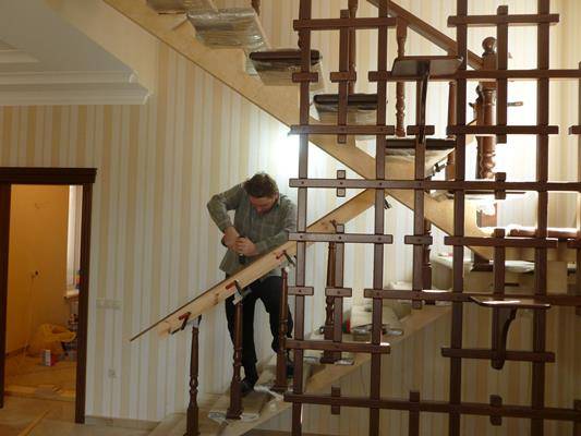 Грамотный монтаж лестницы в доме: 3 шага сборки с фото