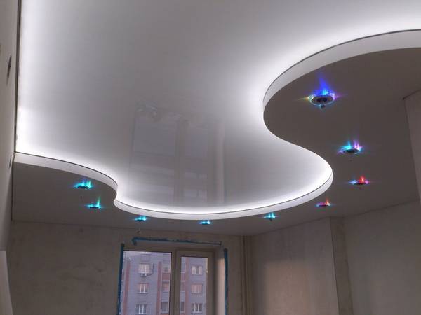 Изысканный и стильный натяжной потолок с подсветкой - фото