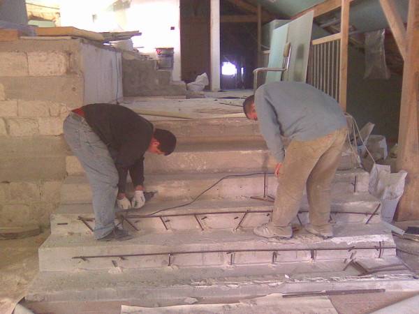 Отделка бетонной лестницы керамической, виниловой, кварц-виниловой плиткой, рулонными покрытиями и ламинированной доской с фото