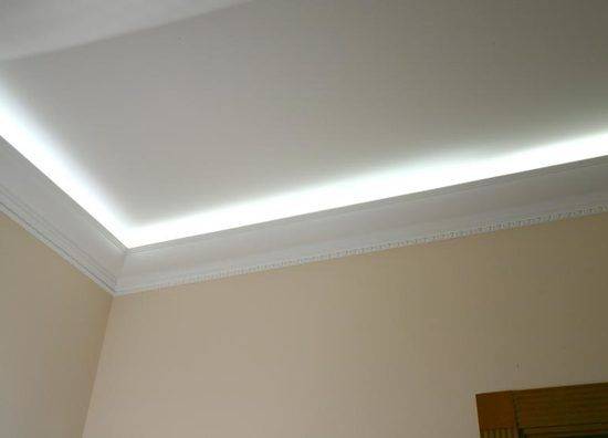 Что представляет собой подсветка потолка светодиодной лентой под плинтусом - фото