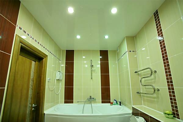 Потолок в ванной: варианты и технология оформления - фото