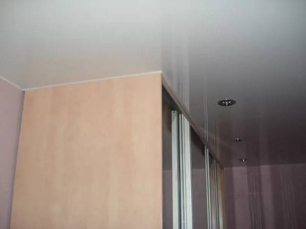 Шкаф-купе и натяжной потолок: 3 варианта совмещения - фото