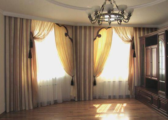 Как подобрать шторы на эркерное окно в гостиной: 35 фото - фото