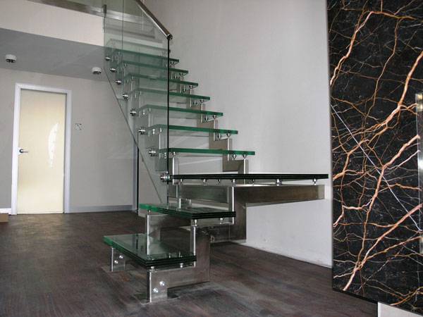 Красивые стеклянные лестницы: нестандартное украшение помещений с фото