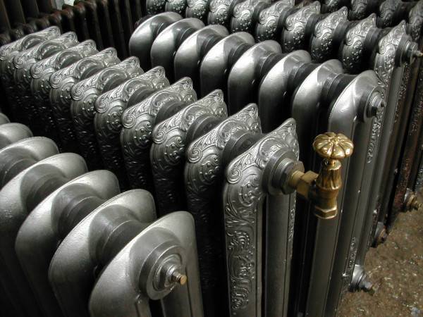 Установка чугунных радиаторов отопления: замена, разборка старой, сборка и  ... - фото