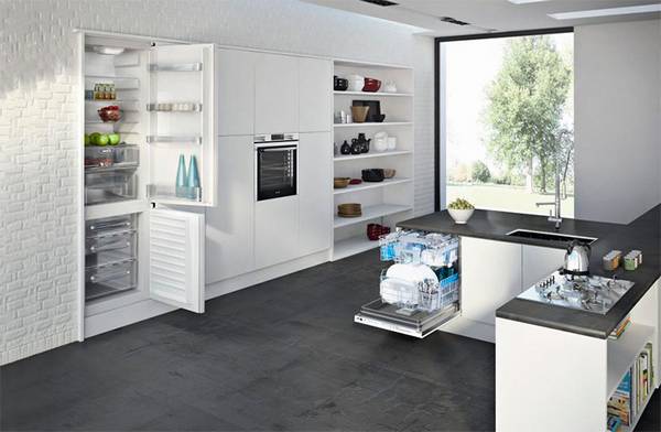 Встроенный холодильник в кухонный гарнитур - фото